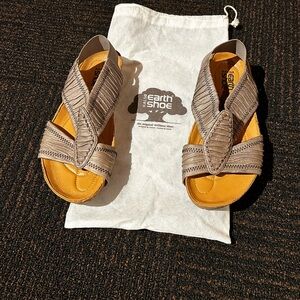 Mali’s Earth Shoes Women's Tan/Grey Sandals size 7.5